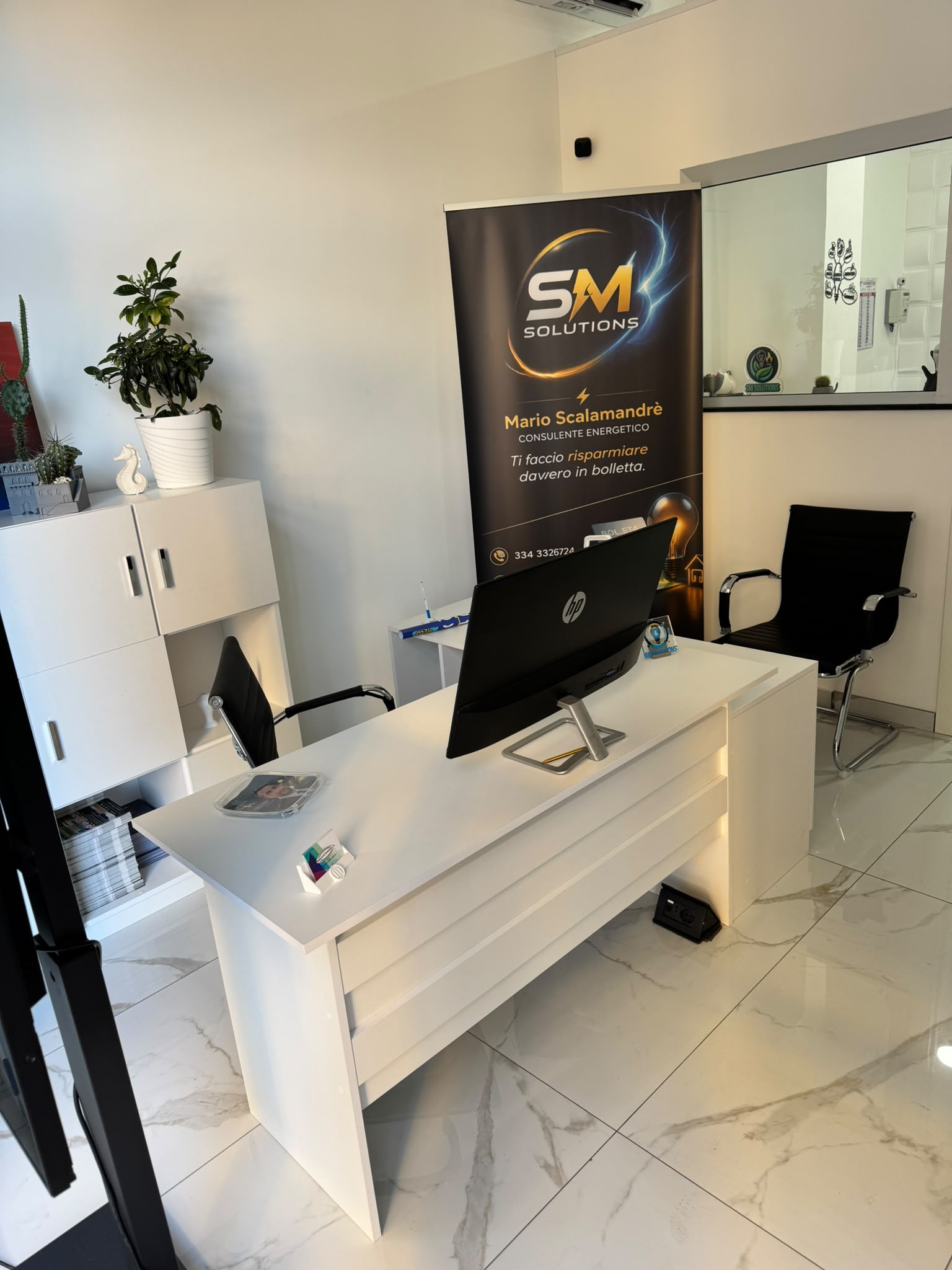 Ingresso e scrivania dello studio SM Solutions a Soverato